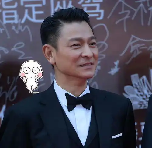 李连杰现身五台山礼佛林虎大师亲自接待,保镖全程搀扶引担忧