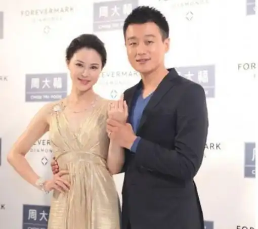 走红后娶自己老师,结婚12年无绯闻,今40岁妻子仍美如少女