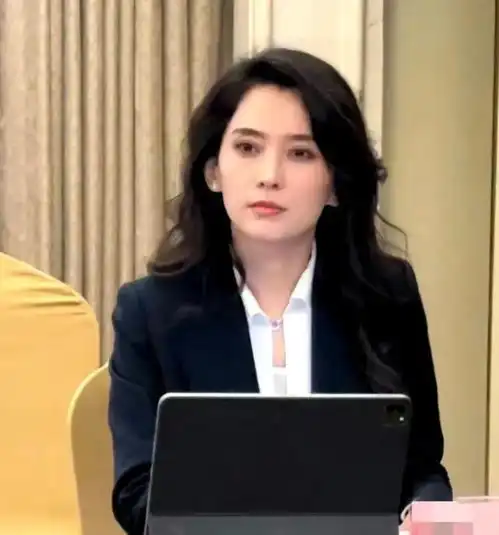 新疆美女李巧火了她长相酷似李富真,又像胡慧中,颜值不输明星