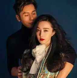 李晨深夜买醉喝到走不稳,身旁多位美女相伴,被友人搀扶离开