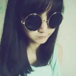 女生卡西欧带墨镜头像