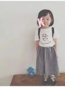 跟这位4岁小女孩学搭配吧