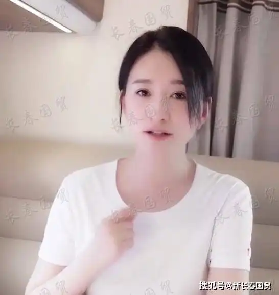 45岁李小冉近照曝光,皮肤白皙紧致美似少女