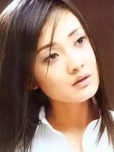 46岁牛莉,从游泳冠军到8次登上春晚,出道28年爱情事业都美满