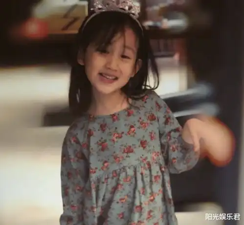 黄磊小女儿长大了,颜值不输姐姐黄多多,五官和爸爸复制粘贴