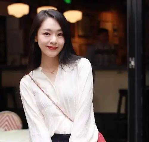 女生超过30岁怎样穿出气质借助衬衫的清新美,轻松穿出温柔美