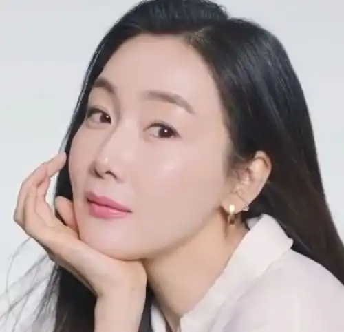 45岁崔智友晒母女合照,女儿首度曝光,皮肤雪白身形修长像妈妈