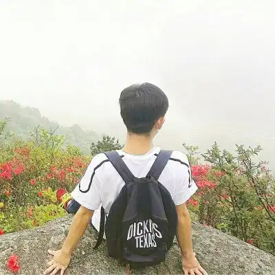 情侣头像一男一女背影一对两张有我你并不孤独
