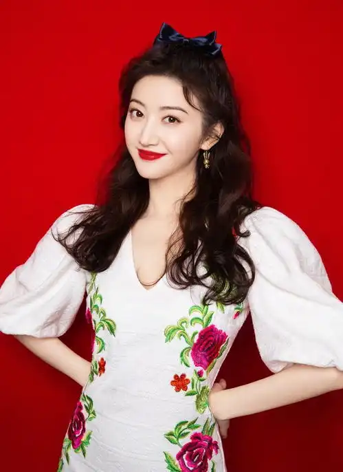 魅力女神景甜,肌肤白皙水嫩,美得让人惊叹