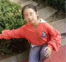 又见校园暴力女童眼睛被男同学强塞纸片恶人,还能被保护多久