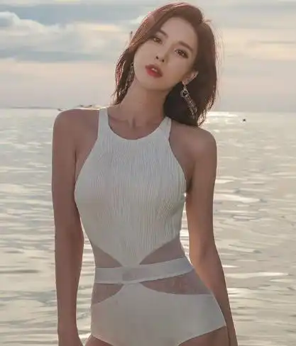 比基尼泳衣小姐姐,非常好看,优美的身体曲线