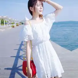 去海边玩不流行穿泳衣,现在都穿沙滩裙,婀娜多姿凸显女人味