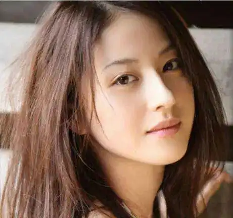 这位女星太可了完美侧颜,气质爆棚版奶茶妹妹