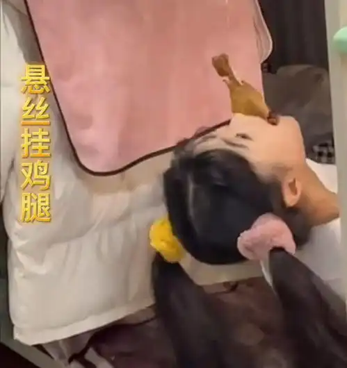 高校女生视频记录减肥过程,床上悬丝挂鸡腿,美食一口吃到嘴