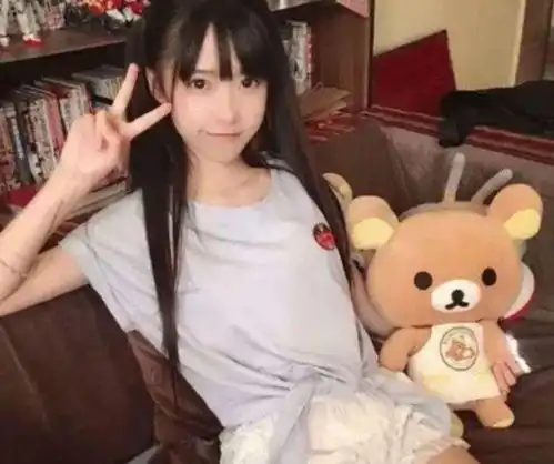 当年爆红的剪刀手女孩,富豪许诺等她10年,如今怎样了