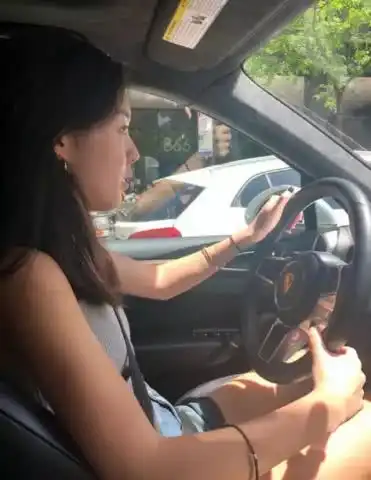 李咏女儿开豪车架势十足,年仅16岁就拿到美国驾照很大胆
