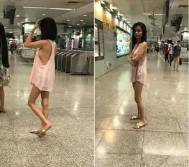 正妹透光背心露酥胸atm提款网脸红不敢直视