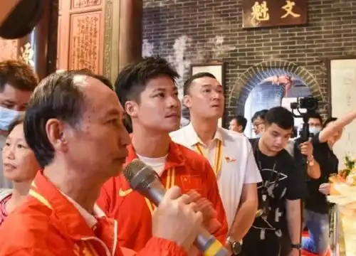 身穿国家队战袍,苏炳添回家祭祖发钱家世曝光,长辈抢着握手