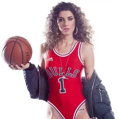 女篮第一美女穿比基尼打球还拿过意大利选美亚军