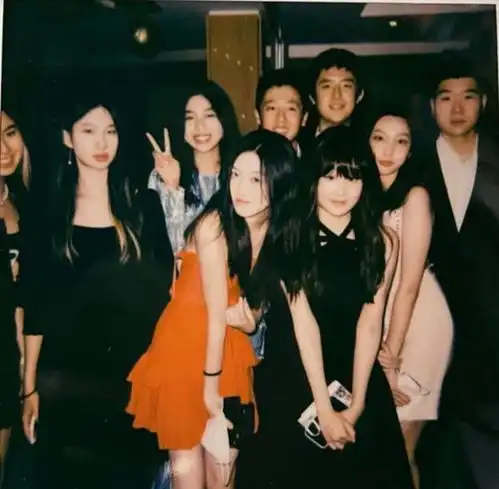 李亚鹏带女医院做公益15岁李嫣穿背心配牛仔裤,窈窕背影似王菲