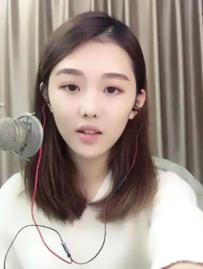 美女看上去很纯洁干净