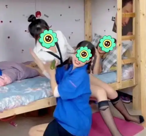 女大学生寝室自拍花式吃黄瓜,动作很搞笑,网友评论恶意满满