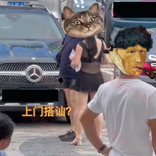 小伙在三亚游玩,路上遇到女子搭讪中年男子,动作暧昧让人不解