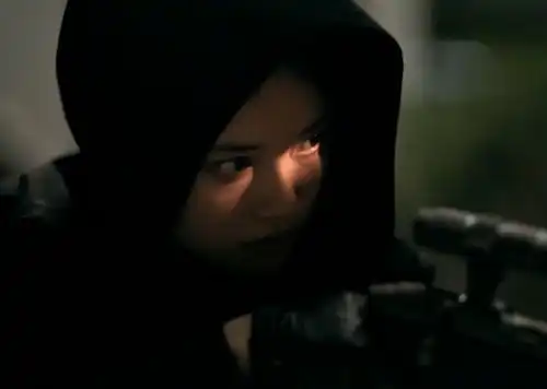 双镜真人漫画同步更新,优雅女作家遇冷酷杀手,双女主太霸气