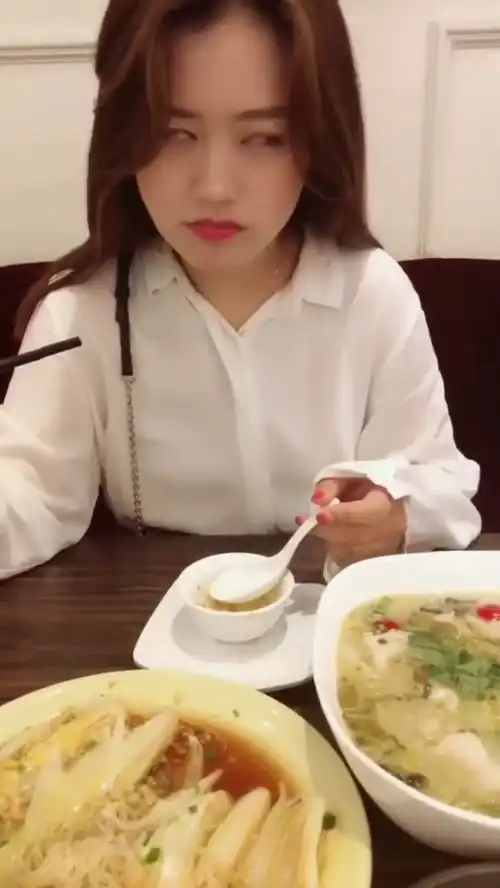 这是我网恋两个月的杀马特女友,看到真人后,感觉挺失望的