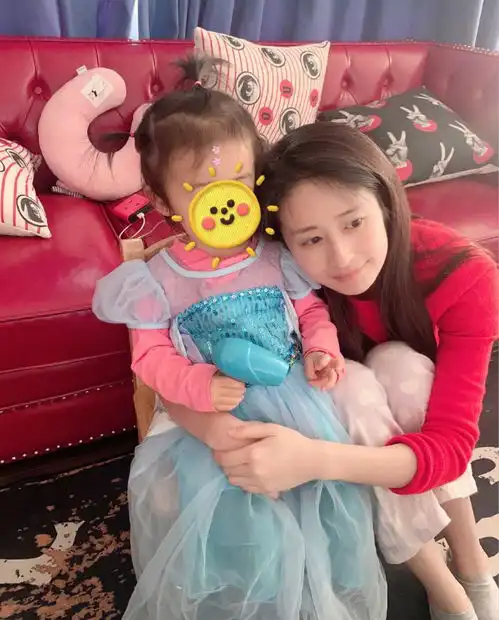 颖儿一家过元宵节吃4道家常菜,2岁女儿穿艾莎公主服,又白又高挑