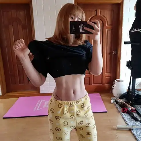 长相甜美的韩国女孩,体重125斤腹肌却清晰可见,让人羡慕