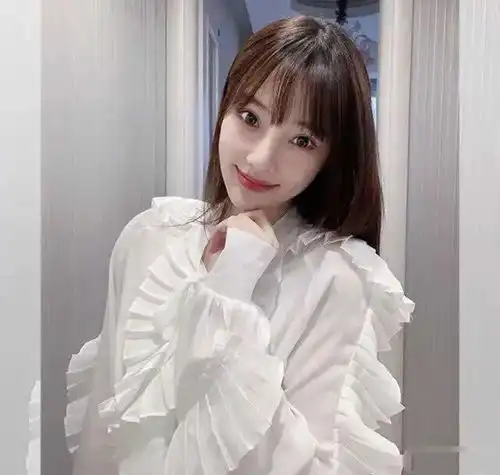 李小璐刚复工就晒美照,38岁木耳边衬衫配紧身牛仔裤,像个小网红