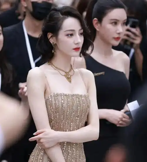 看了迪丽热巴现状,才知为何花少聚会独缺了她,原因令人无奈