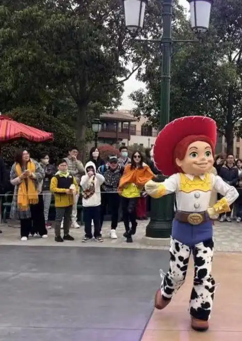 吴尊一家四口出游,neinei戴墨镜撩发气质好像大明星,比妈妈会穿