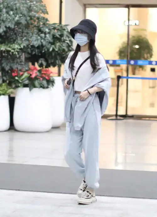 新鲜美女赵丽颖穿运动套装秀蜂腰潮范足戴金丝眼镜搭配满分