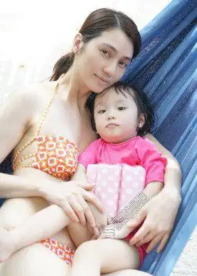港姐洪欣晒娃合照,6岁女儿长高不少,母女二人游玩不见其丈夫