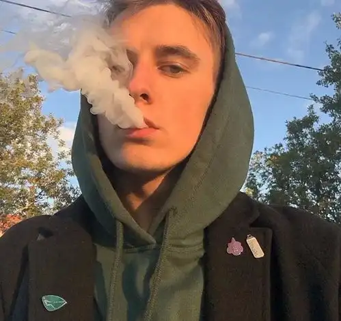 男头欧美个性人总是太执着于第一眼看上的东西