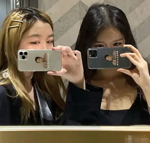 王菲小女儿李嫣拍合照遮挡嘴唇挡着挡那的,说好的自信呢