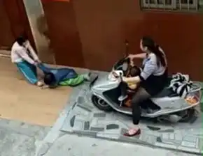 女子开摩托辗压小孩已被警方带走调查