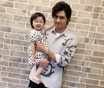台湾男星再被曝出轨,当街拥吻长腿美女,抛妻弃女太令人厌恶