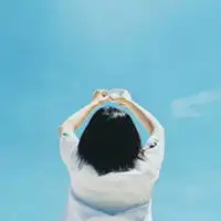 仰望天空的女生唯美头像