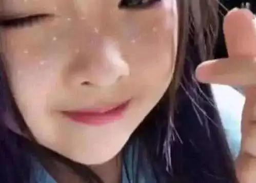 抖音13岁小萝莉走红,衣服是亮点,网友回头是岸吧