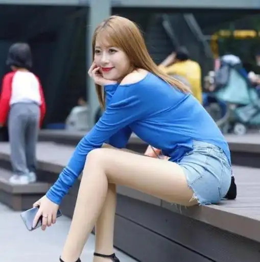 美女蓝色打底衫搭配牛仔短裤,大长腿吸睛无数