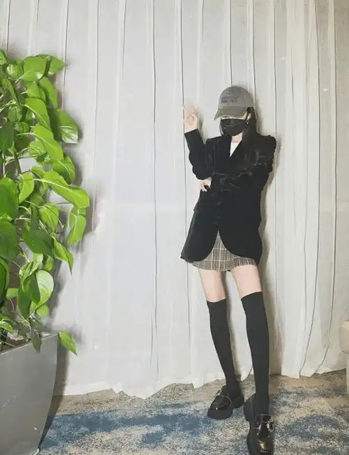杨幂低调走机场,西装配短裙走学院风,时髦行头掩盖不住身材暴瘦