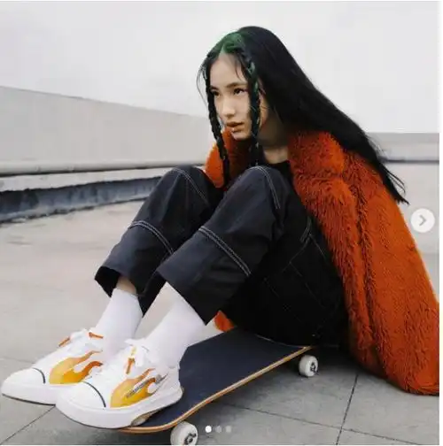 小s为女儿庆生唯缺爸爸,13岁许韶恩越发标致,母女四人温馨同框