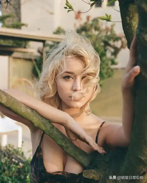 女星凯莉考恩身穿宝石蓝色吊带裙的社交媒体自拍照片