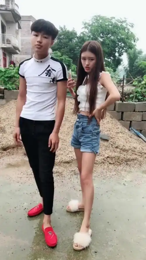 一脸生气的样子美女萌萌哒