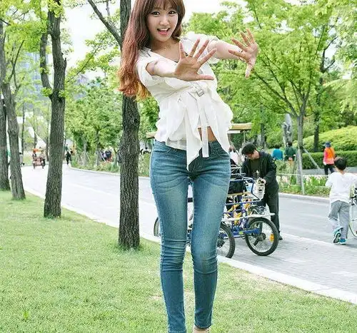 美女穿搭街拍牛仔裤美女的穿搭塑造出都市女性,打造美好曲线