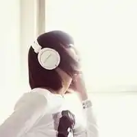 白色耳机头像全白简约戴白色耳机头像