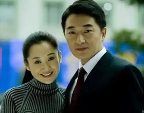 曾经古装剧男主,因妻子一句玩笑不接吻戏,如今49岁幸福成这样